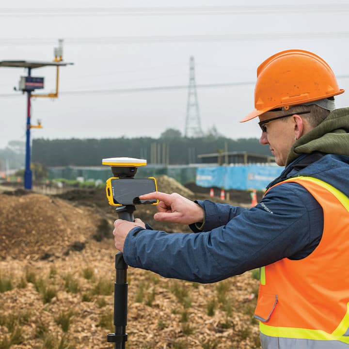 Специалист работает с Trimble SiteVision на строительной площадке